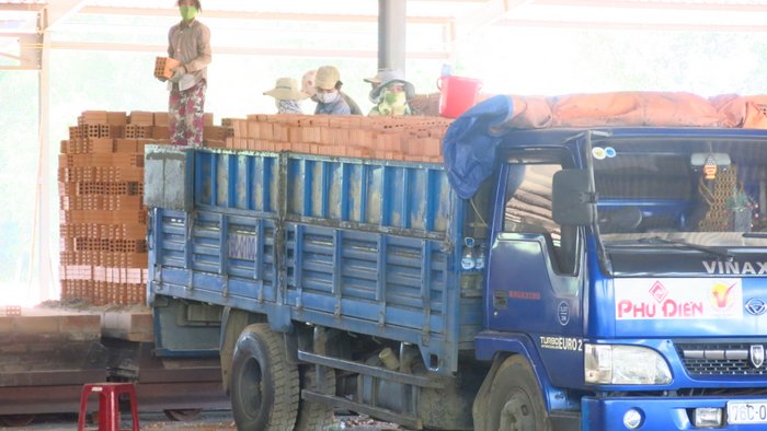 Những chuyến xe đầu tiên bốc gạch giao cho khách hàng